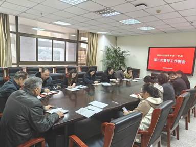 一群人在餐厅吃饭 AI 生成的内容可能不正确。