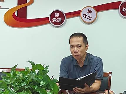 人拿着笔记本电脑 AI 生成的内容可能不正确。