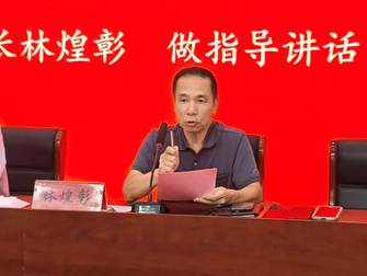 桌子前坐着的人 AI 生成的内容可能不正确。
