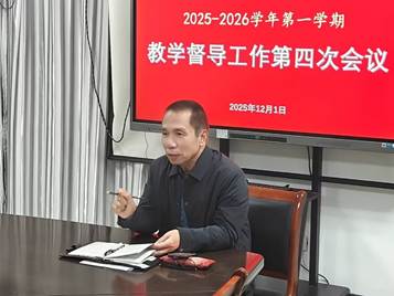 男人拿着笔记本电脑的桌子前 AI 生成的内容可能不正确。